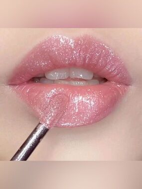 Fenty Beauty Gloss Bomb Lip Luminizer in Fussy